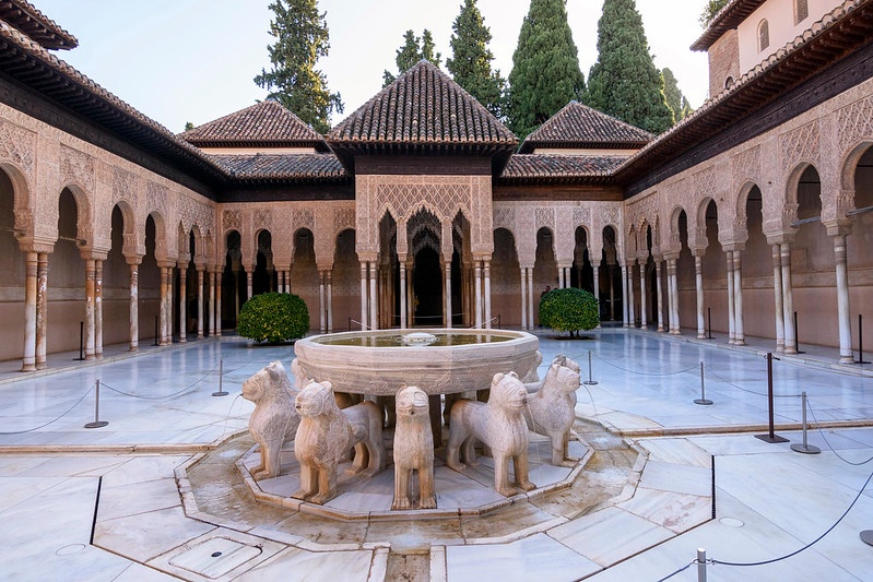 Tour Guidato all'Alhambra per Intero con i Giardini del Generalife e i Palazzi dei Nasridi - Alloggi in Granada