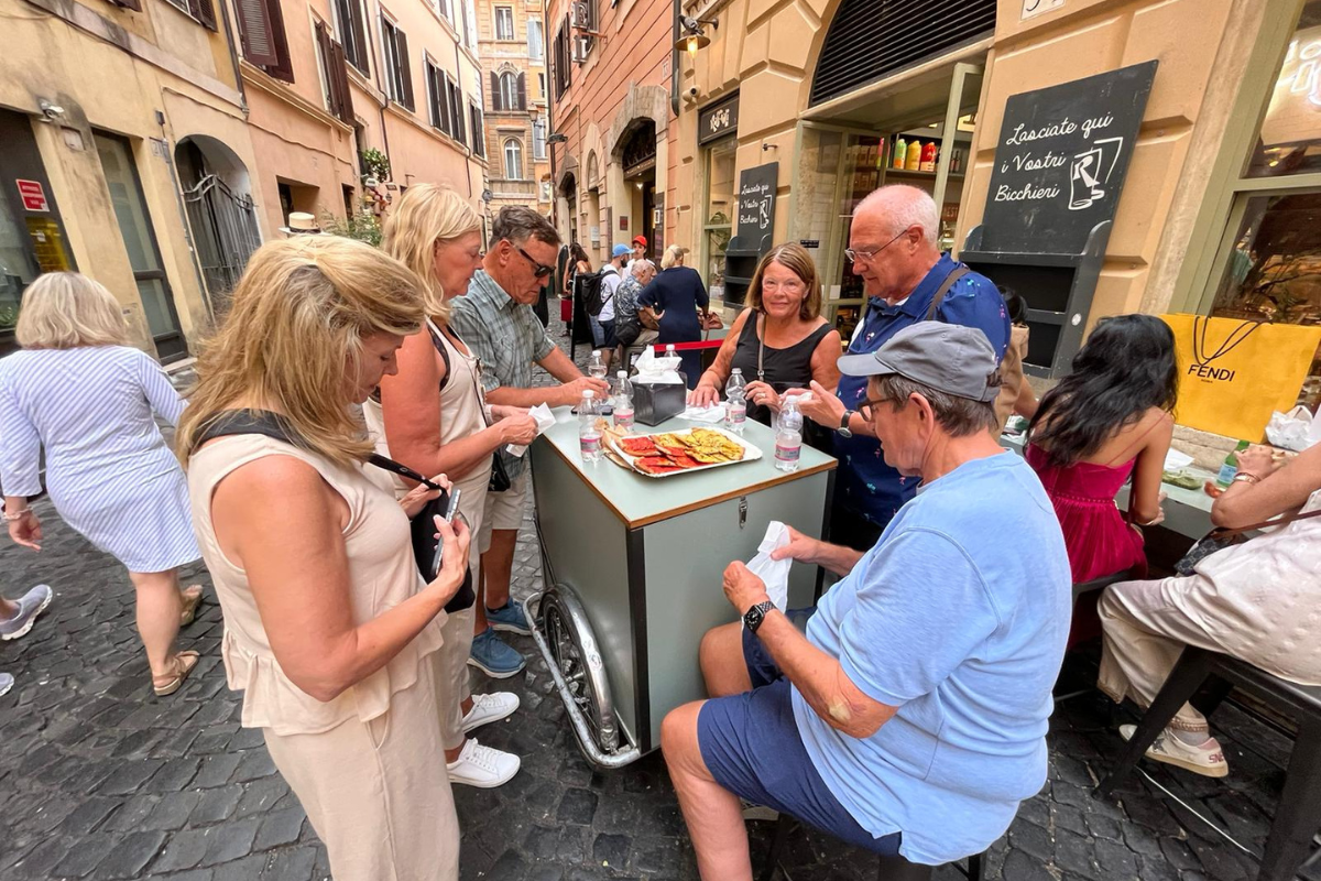 Small Group Food Tour of Campo Dei Fiori, Jewish Ghetto & Trastevere   - Acomodações em Roma