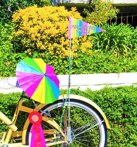 vélo avec drapeau multicolore et parapluie