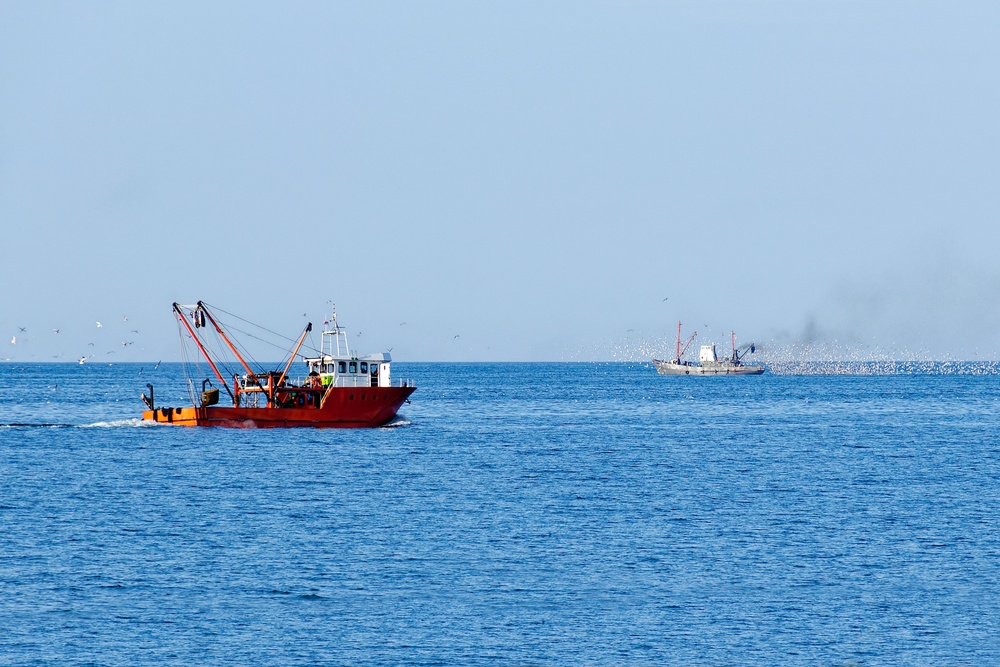 Tbå fiskebåtar ute på öppet vatten