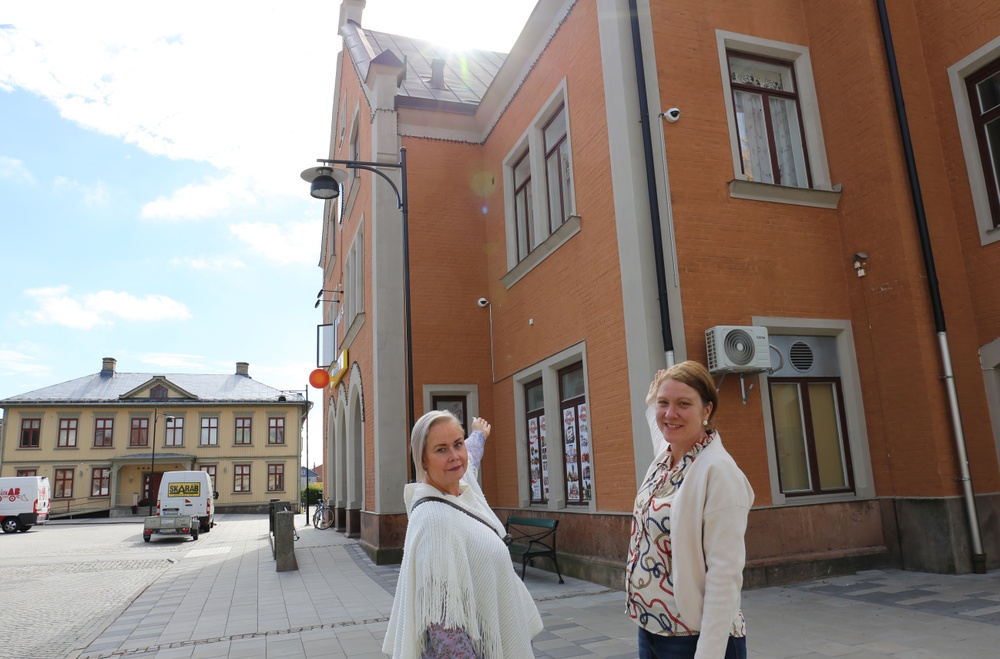 Kommunstyrelsens ordförande Ylva Pettersson och kommundirektör Linda Esseholt Hermansson vid stationen i Skara