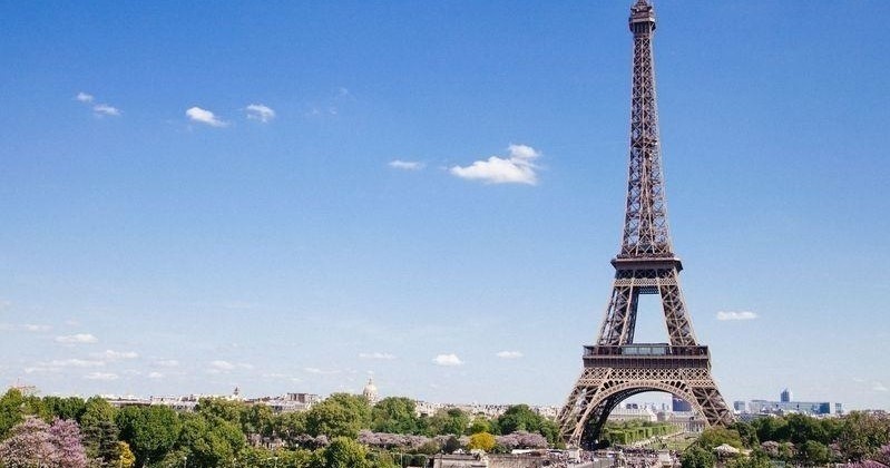Eiffel Tower Morning Tour with Host in Semiprivate - Accommodations in Paris