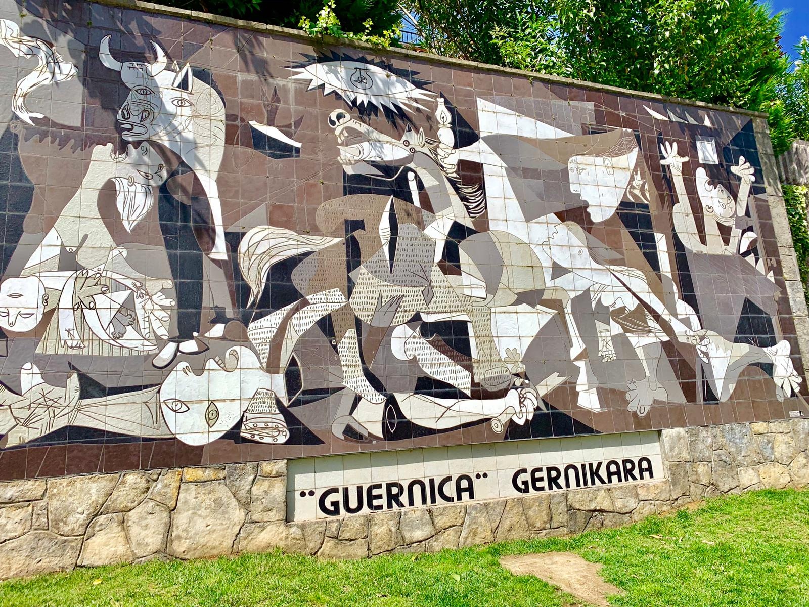 Tour de Gaztelugatxe y Guernica desde San Sebastián en Minibus - Alojamientos en San Sebastián