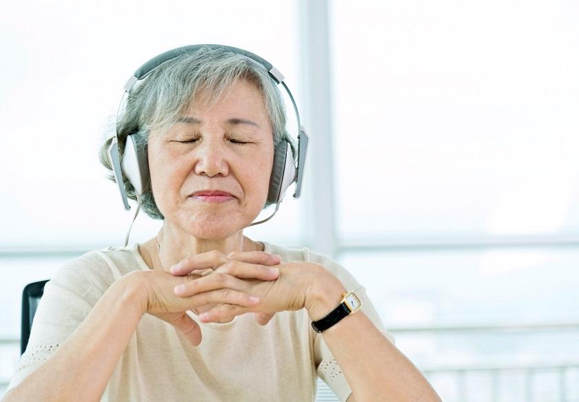 Музыка для мозга лечебная слушать. Пассивная Музыкотерапия. Рецептивная Музыкотерапия. Музыкотерапия для пожилых людей. Пожилые с наушниками.
