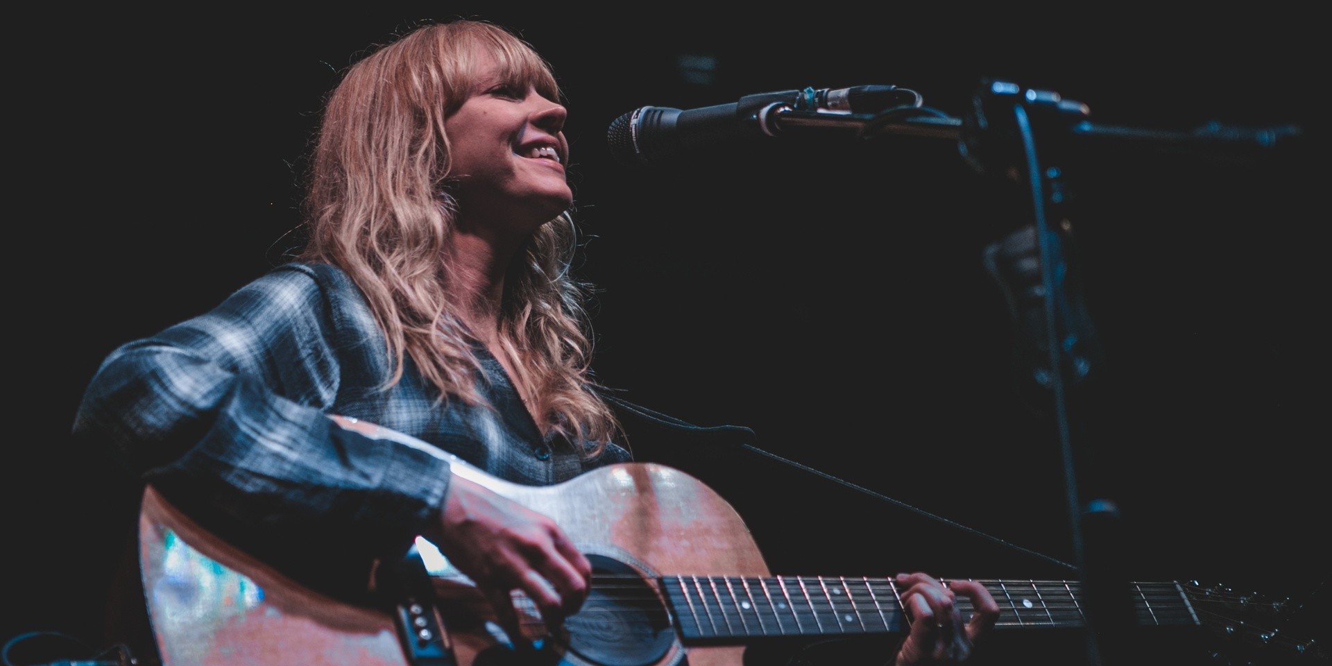WATCH: British singer-songwriter Lucy Rose charms the crowd off their feet in her return to Manila