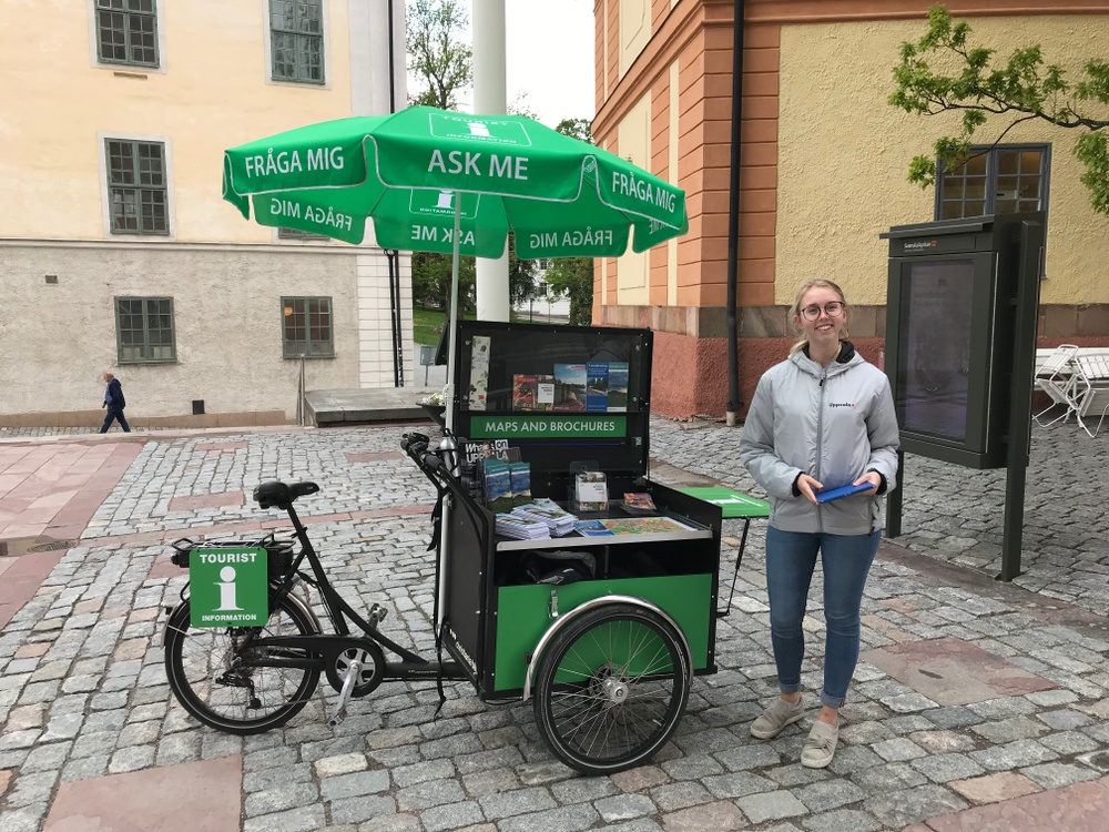 Uppsala Turistinformation bemannar med mobila informationsenheter utanför bland annat det besöksintesivaområdet vid domkyrkan under sommaren.