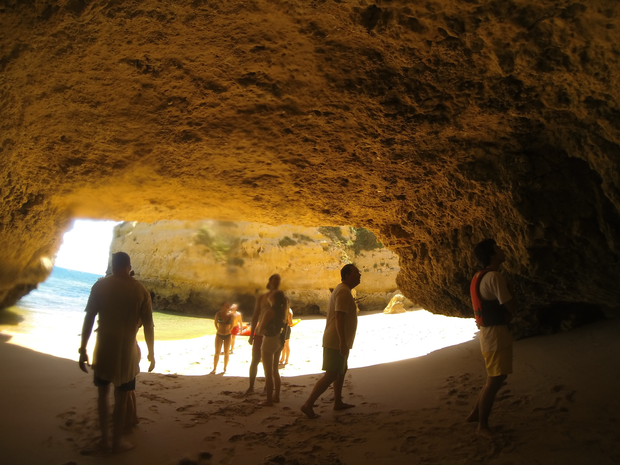 Explora as Grutas e Praias Selvagens do Algarve de caiaque