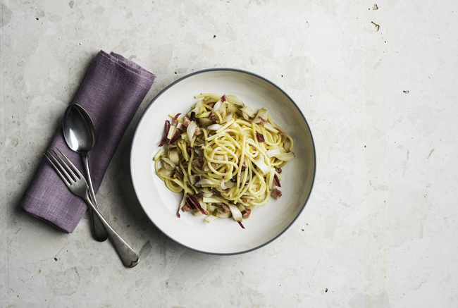 Spaghetti with chicory, apple and pancetta