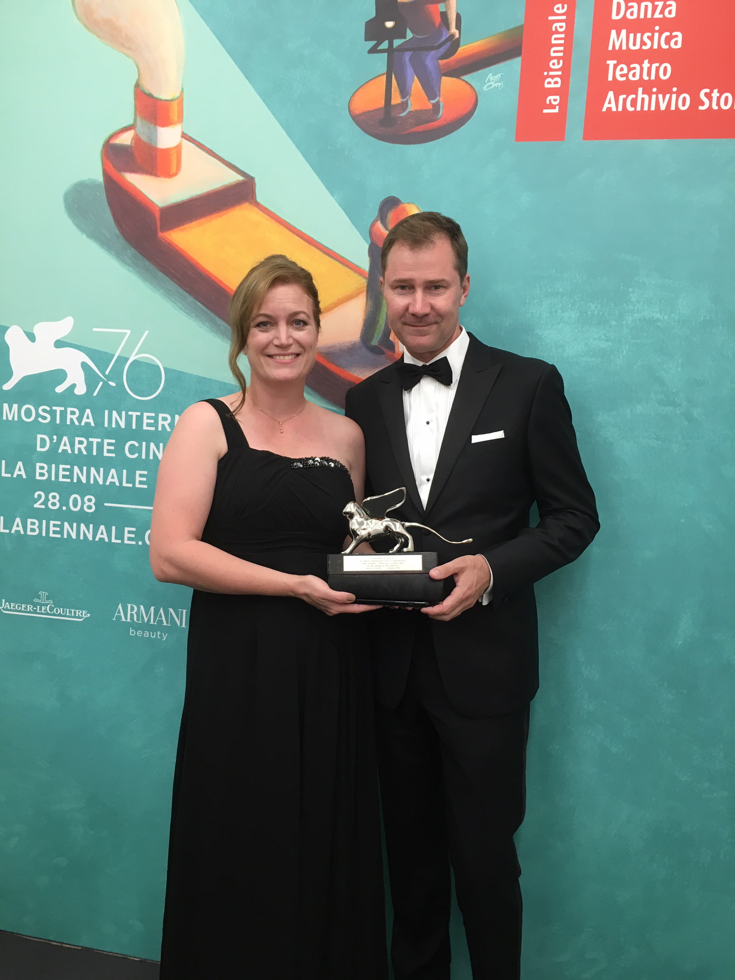 Pernilla Sandström och Johan Carlsson, producenter till Om det oändliga, tog emot priset i Venedig.