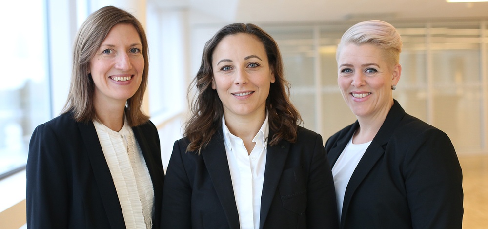 Från väster: Marina Olsson, Petra Bachmann och Josefin Reis som leder Technogarden i Karlstad med målet att hjälpa värmländsk industri med rätt kompetens. Fotograf: Emma Balderud.