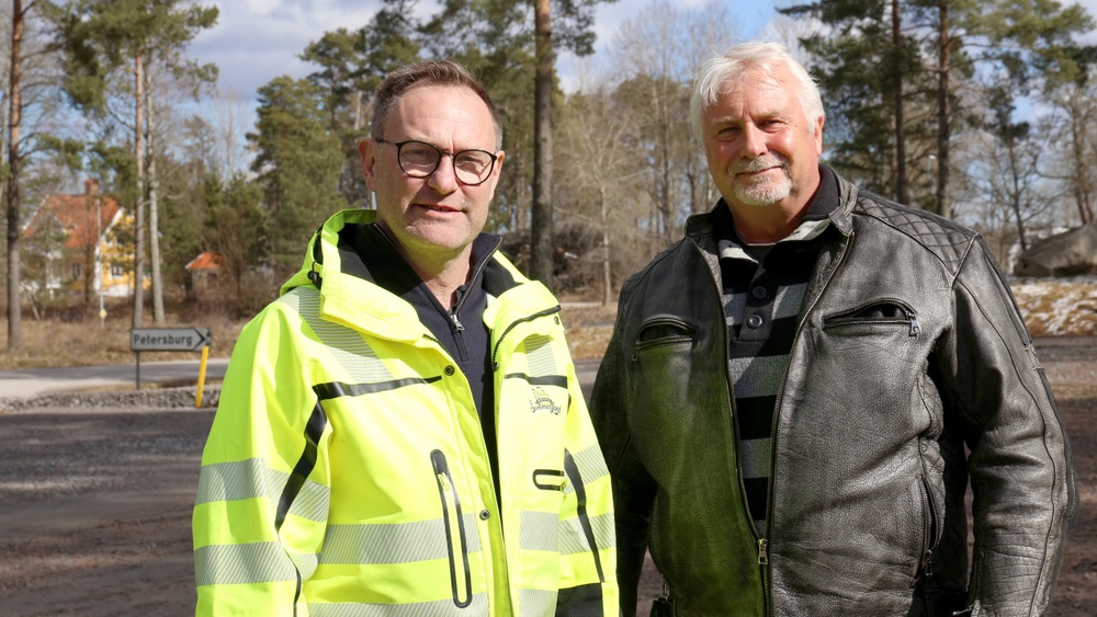 Skara Sommarlands förre VD Janne Nilsson och enhetschef Anders Svärd, Skara kommun, på den nya parkeringsytan vid  Petersburgs friluftsområde