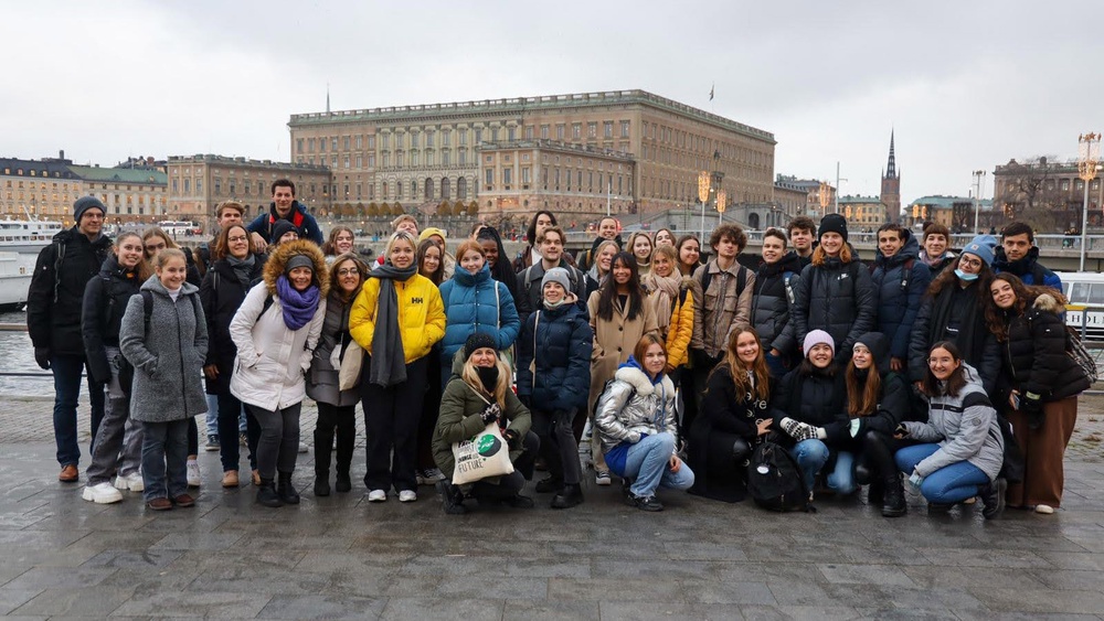 Här är projektgruppen samlad utanför Stockholm slott. 