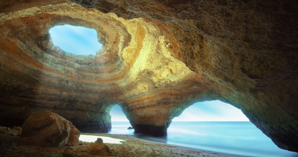 Visita guiada às 15 melhores grutas entre Armação de Pêra e o Farol de Alfanzina
