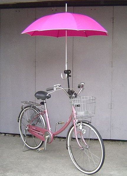 Fahrrad mit Regenschirmhalter und rosa Regenschirm