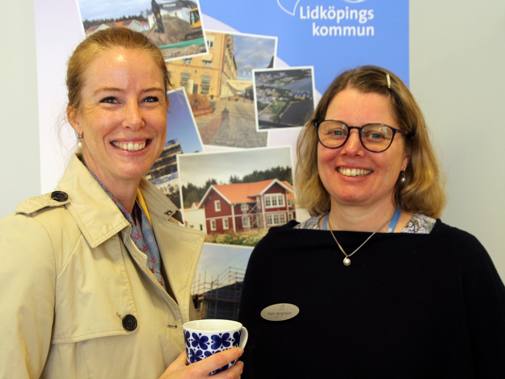 Linda Almqvist från fyrkantens förvaltnings AB och Byggchef Malin Bengtsson tog en kaffe efter säsongens sista Samhällsbyggnadsfrukost.