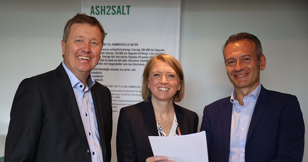 The signing parties represented by (from left to right) Jan Svärd, CEO EasyMining Sweden AB; Anna Lundbom, Head of Markting EasyMining Sweden AB; and Fabio Dinale, VP Business Development and Executive Committee member Hitachi Zosen Inova AG