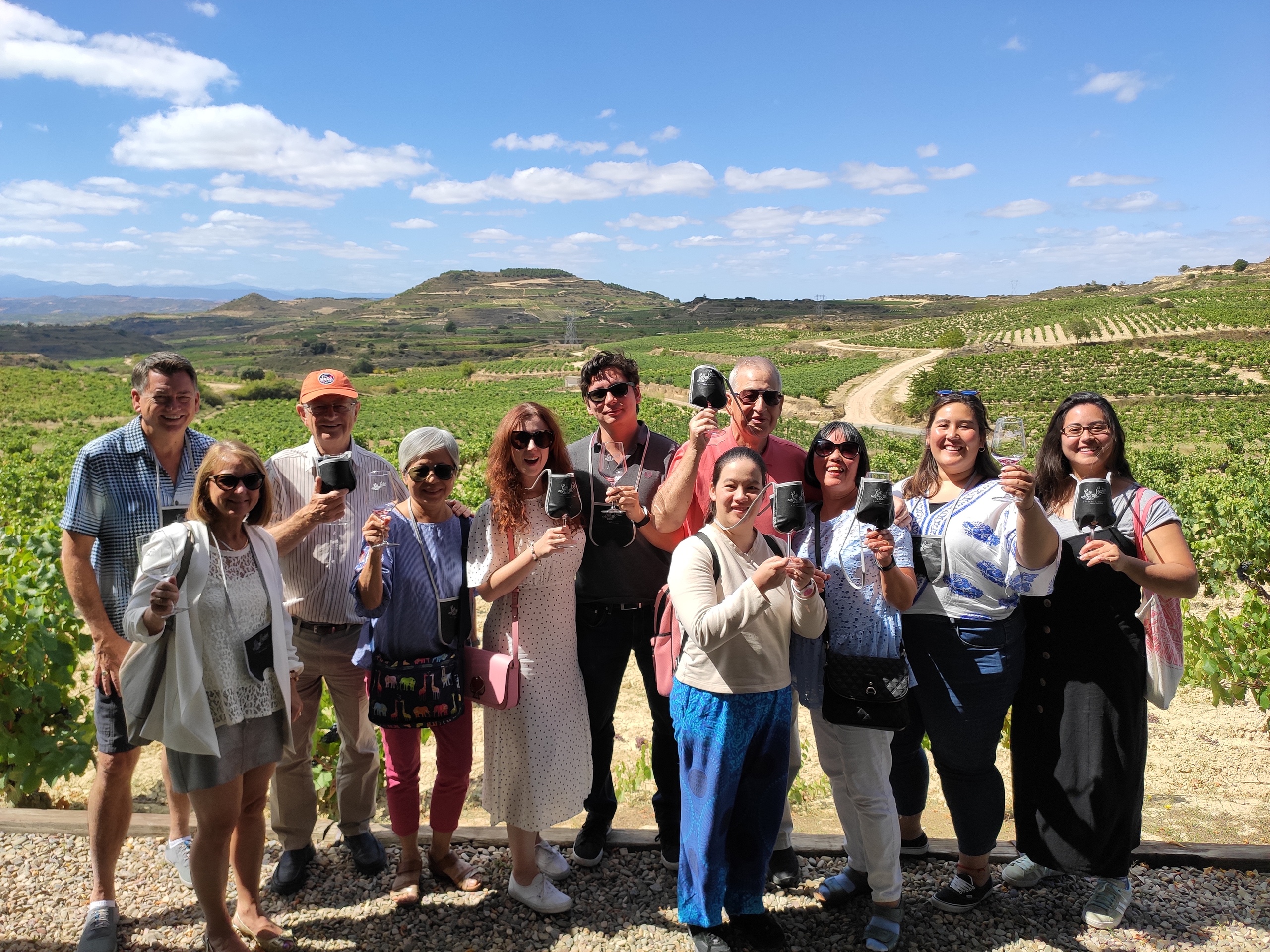 Tour de Vinos Rioja: Bodega y Almuerzo Tradicional desde Pamplona en Semi-Privado con Recogida - Acomodações em Pamplona