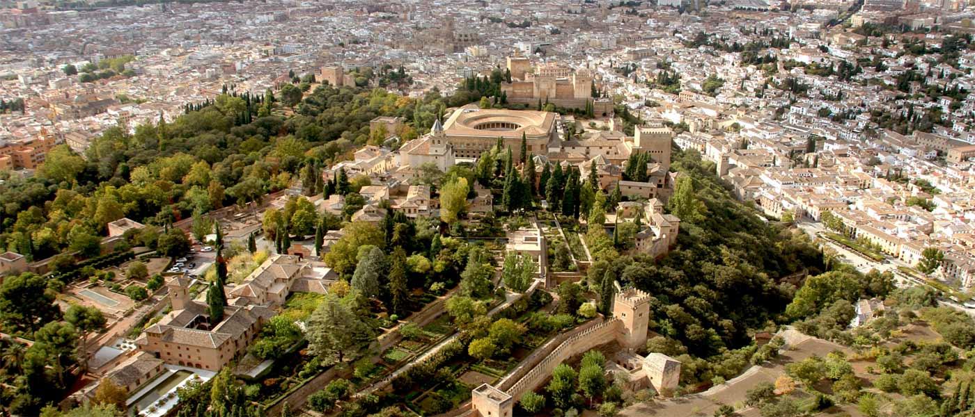 Visita Guiada a la Alhambra al Completo con Jardines del Generalife y Palacios Nazaríes - Alojamientos en Granada