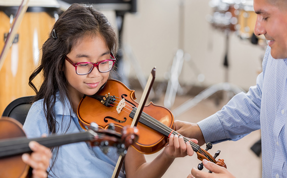 Faire une activité artistique comme le violon.