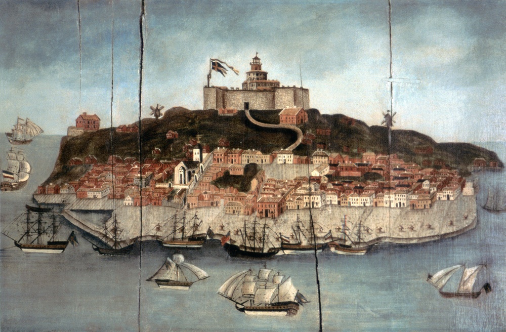 Illustration. En vybild av 1600-talets Marstrand. Högst upp på ön reser sig en fästning av sten, en svensk flagga är hissad vid fästningens västra del.