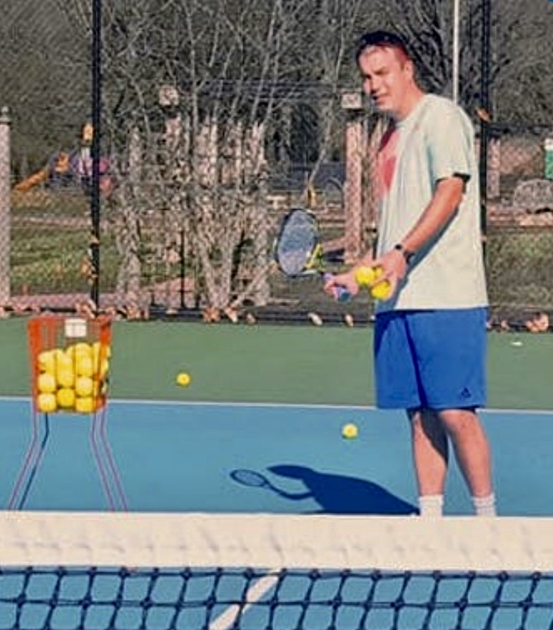 Neil M. teaches tennis lessons in Alexandria, VA