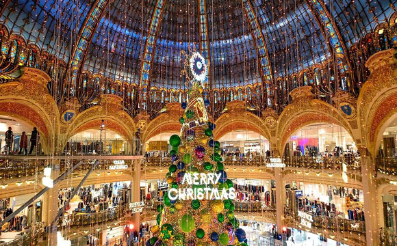Découvrir la déco des Nouvelles Galeries à Paris pendant Noël.