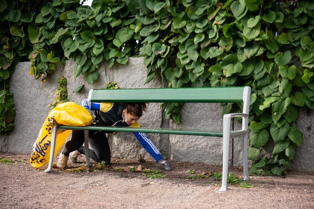 190914 Städa Norrköping NBK Akilles Lucin Surup under parkbänk. Foto: Städa Sverige