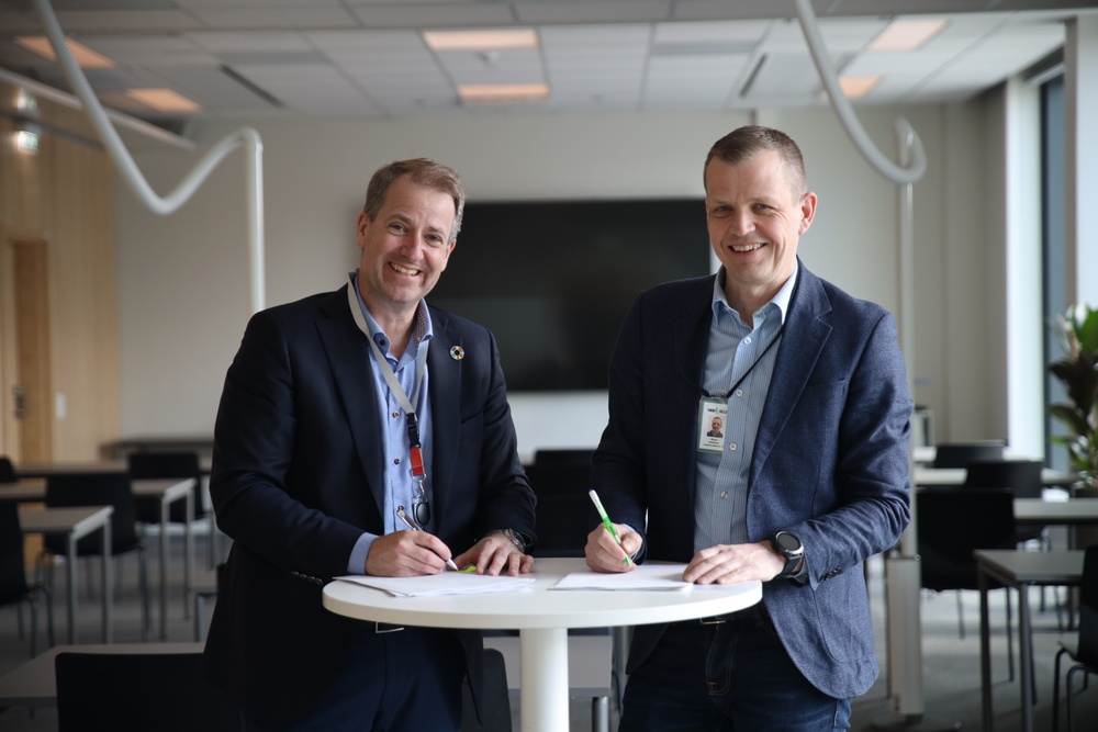 Per-Anders Tauson, chef för E.ONs fjärrvärmeverksamhet och Mikael Hedström, vd för Ragn-Sells Treatment & Detox