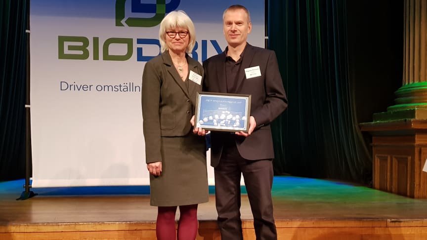 Karin Svensson Smith (mp), ordf. i trafikutskottet delar ut årets Biogasutmärkelse till Magnus Persson, teknisk & ekonomisk miljörådgivare på Swedavia.