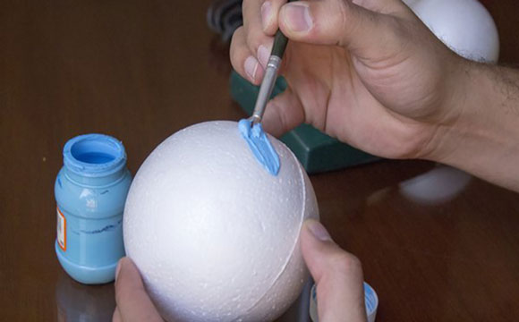 Créer des planètes avec des boules de polystyrène.