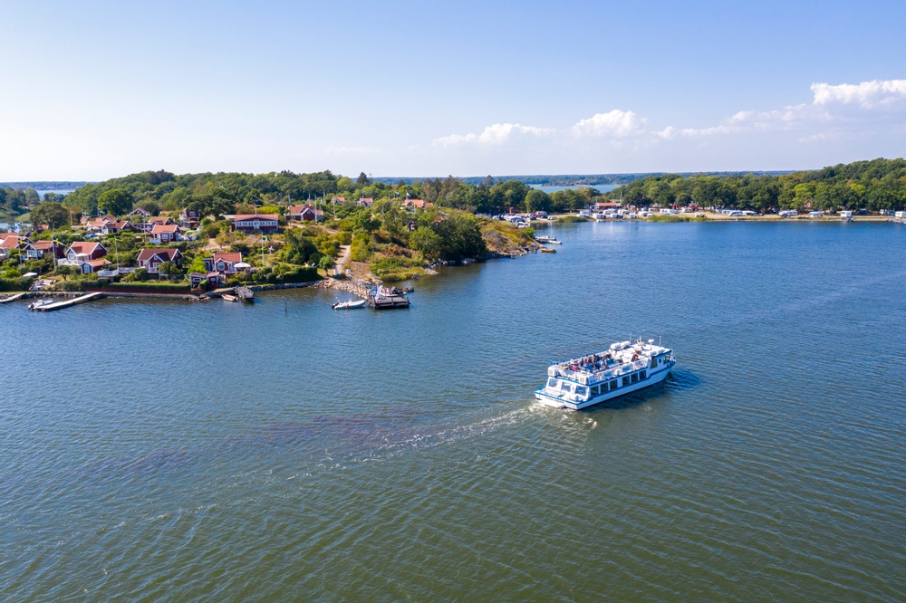 Skärgårdstur i Karlskrona och Borgmästarefjärden, med Brändaholm i bakgrunden.