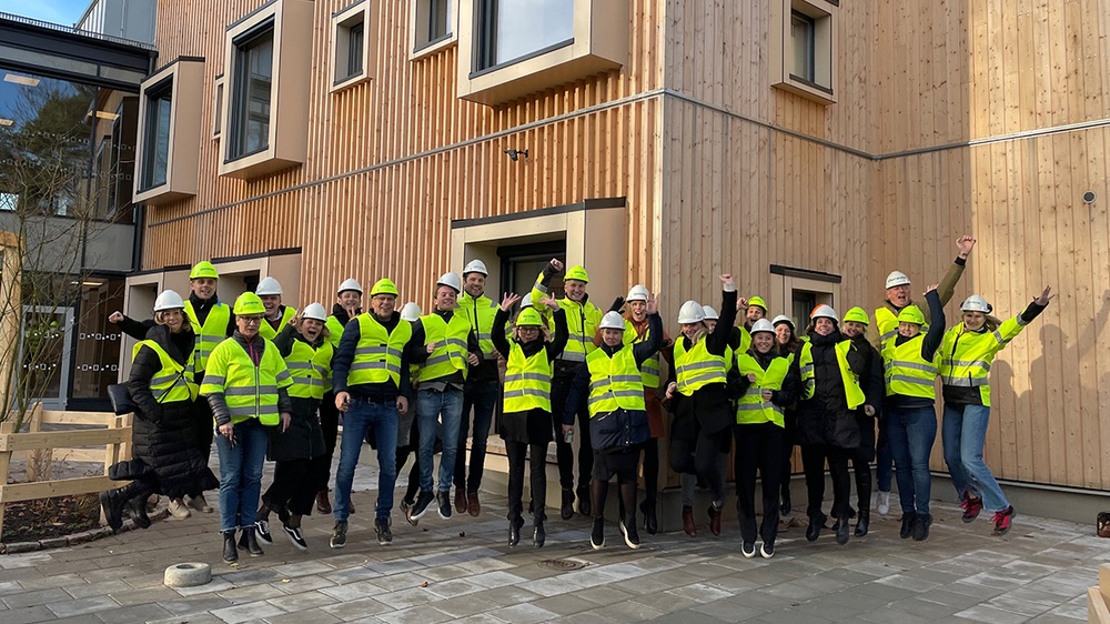 Glädjehopp framför förskolan Hoppet - en av de nominerade kandidaterna i Årets bygge. 