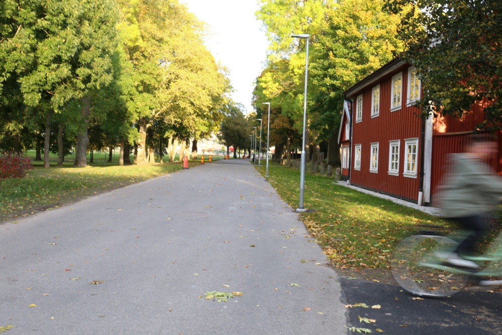Skolgatan sedd från Tullportagatan efter arbetet, med Götalatullen (det röda huset) till höger i bild.
