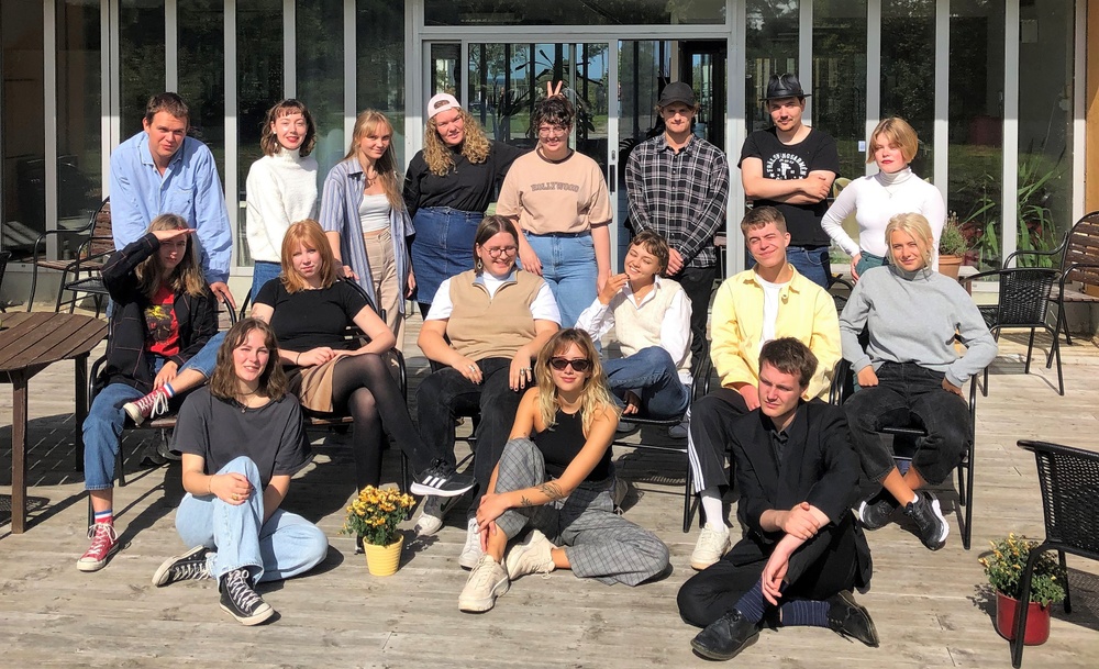 Folkhögskolans skrivarlinje i Fårösund medverkar tillsammans med Folkans elever i Hemse i slututställningar på Fornsalen. Foto: Privat
