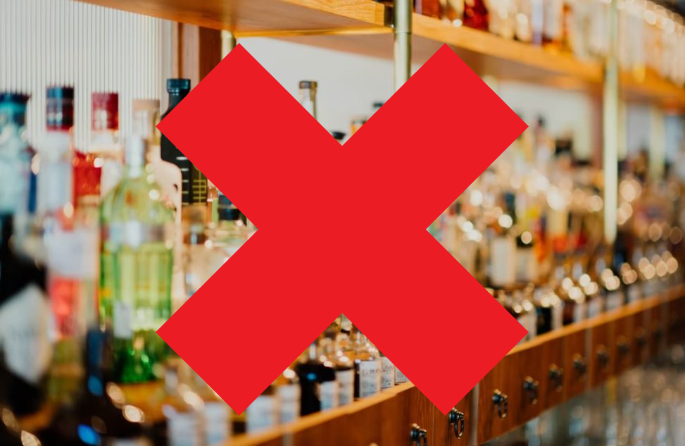 eine große Auswahl an alkoholischen Getränken an einer Bar