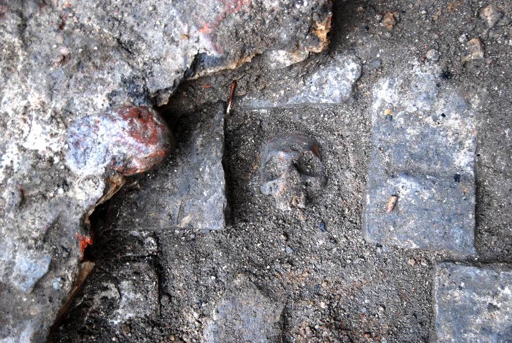 Kulturens arkeologer har nu avtäckt en medeltida grav i form av en murad stenkista. Graven kan preliminärt dateras till 1100-/1200-talet. Sannolikt har den gravlagda individen varit en högt uppsatt kyrklig ämbetsman, alternativt en person som haft råd att betala för den förnäma gravplatsen. Foto: Adam Hultberg, Kulturen