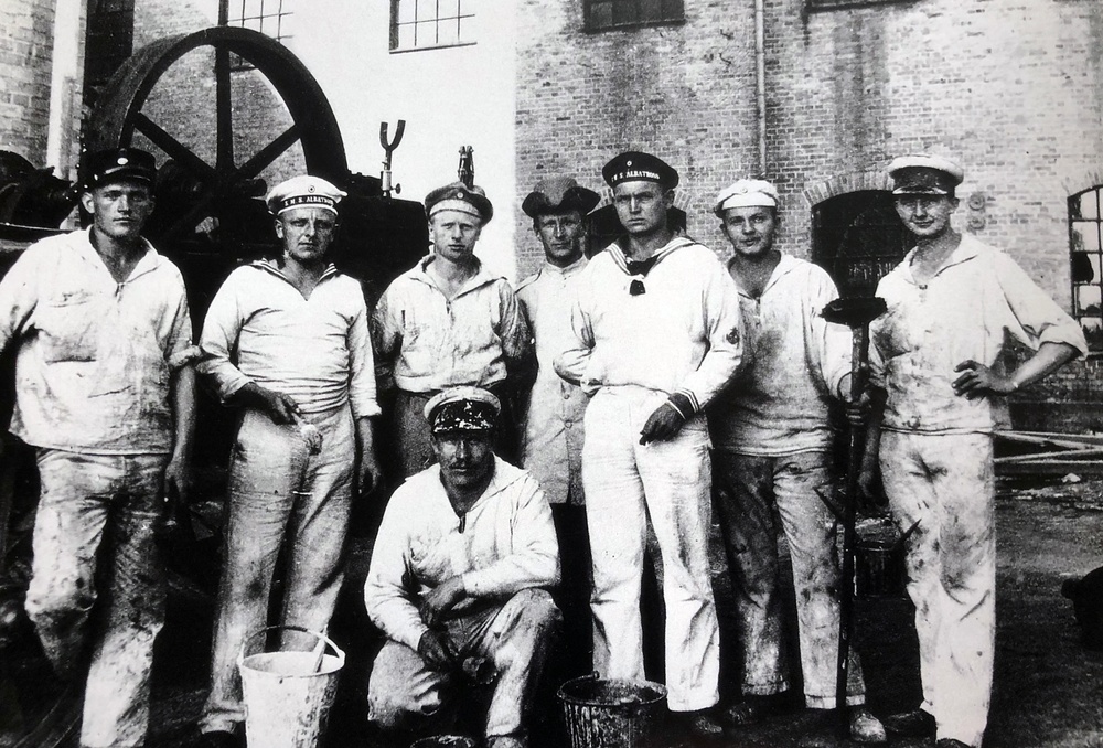 Några Albatrossmän fick under sommaren 1915 arbete vid sockerfabriken i Roma. 
Foto: Albatrossmuseet. 
