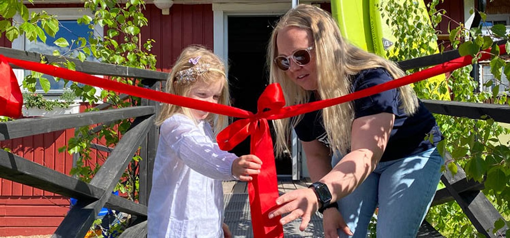 Iris Eriksson och Frida Förland drog tillsammans bandet under invigningen av IRIS Glasskafé.