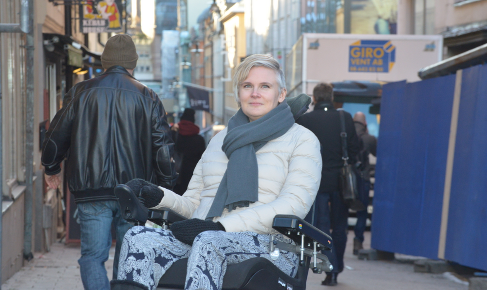 Johanna i sin rullstol på en stökig gågata.