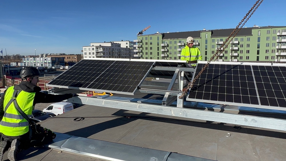 Solcellsmodulerna är de första i sitt slag i Sverige och varje modul har kapacitet att producera cirka 4 000 kWh per år.