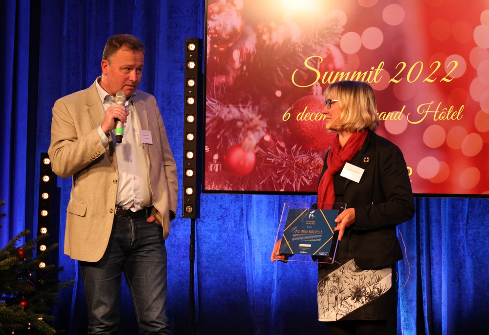 Johannes Hulthe, CEO and co-founder of Antaros Medical, receives SwedenBIO Award from Lotta Ljungqvist.