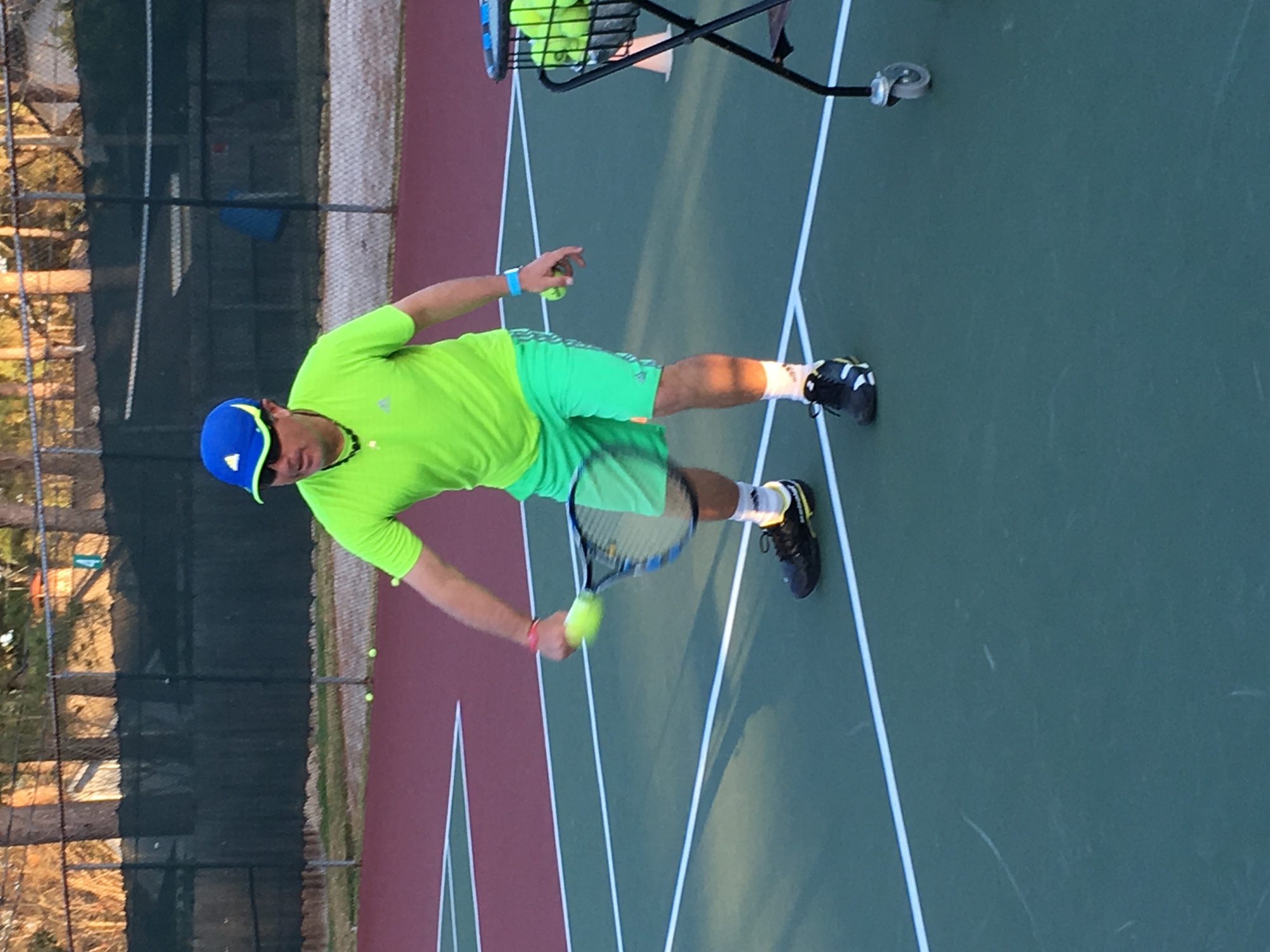 Alfredo R. teaches tennis lessons in Houston, TX