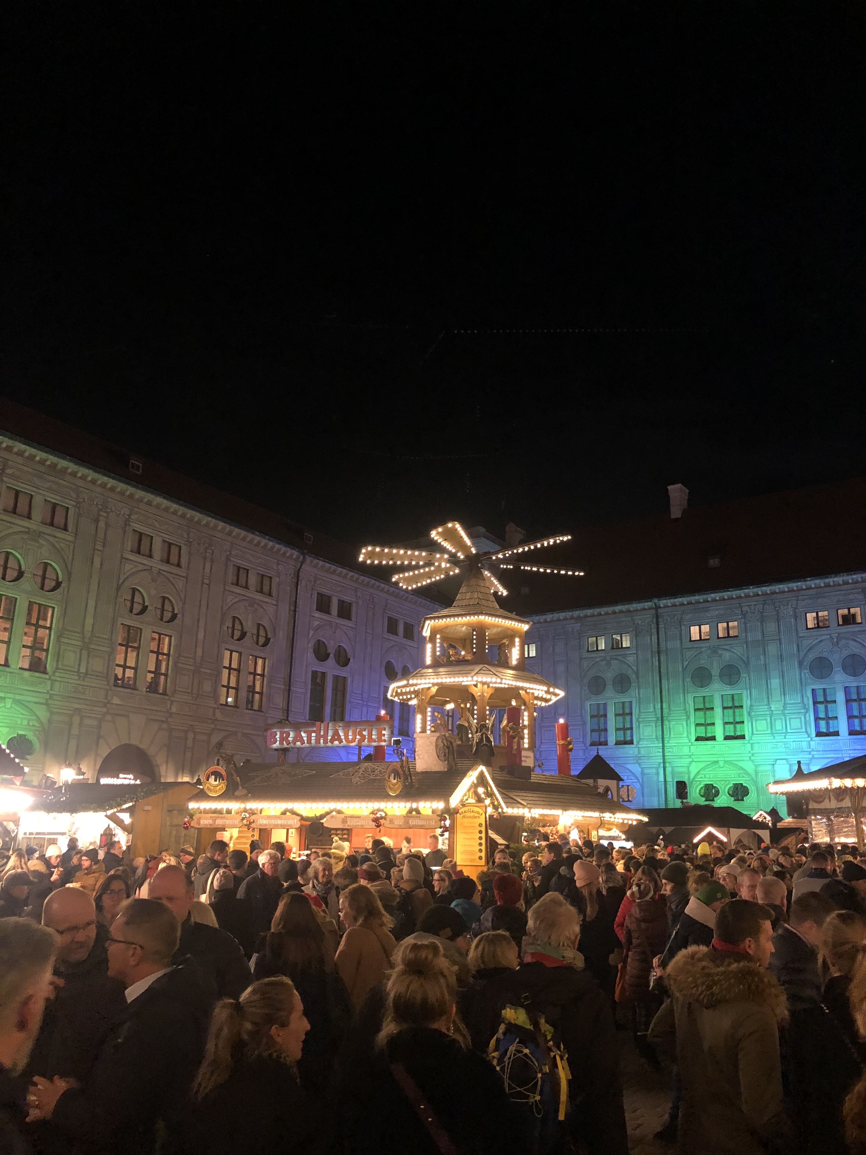 Weihnachtsdorf im Kaiserhof der Residenz - Rausgegangen München