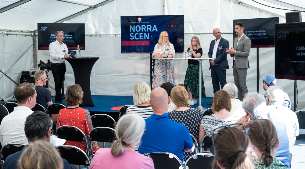 Från vänster: Rickard Lundmark (Luleå Business Region), Carina Sammeli (Luleå kommun), Lena Segerlund (Invest in Norrbotten), Janus Brandin (Region Norrbotten) och Joakim Cejie (SSAB) Pressbild: Region Norrbotten