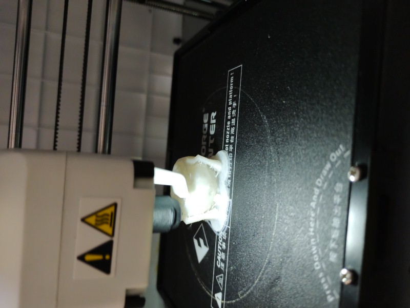 The image shows a 3D printer with a possibly failed print, indicative of the reported issue with the pneumatic connector on the machine.
