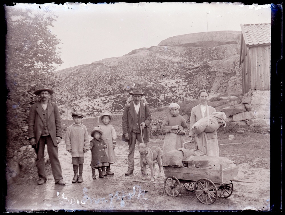 En resandefamilj som logerade hos en Johan Johansson i Kville i början av 1900-talet. 