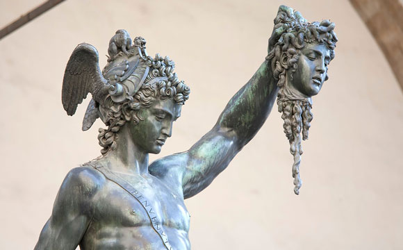 Grand symbole de la mythologie grecque : Persée qui tient la tête de Méduse.