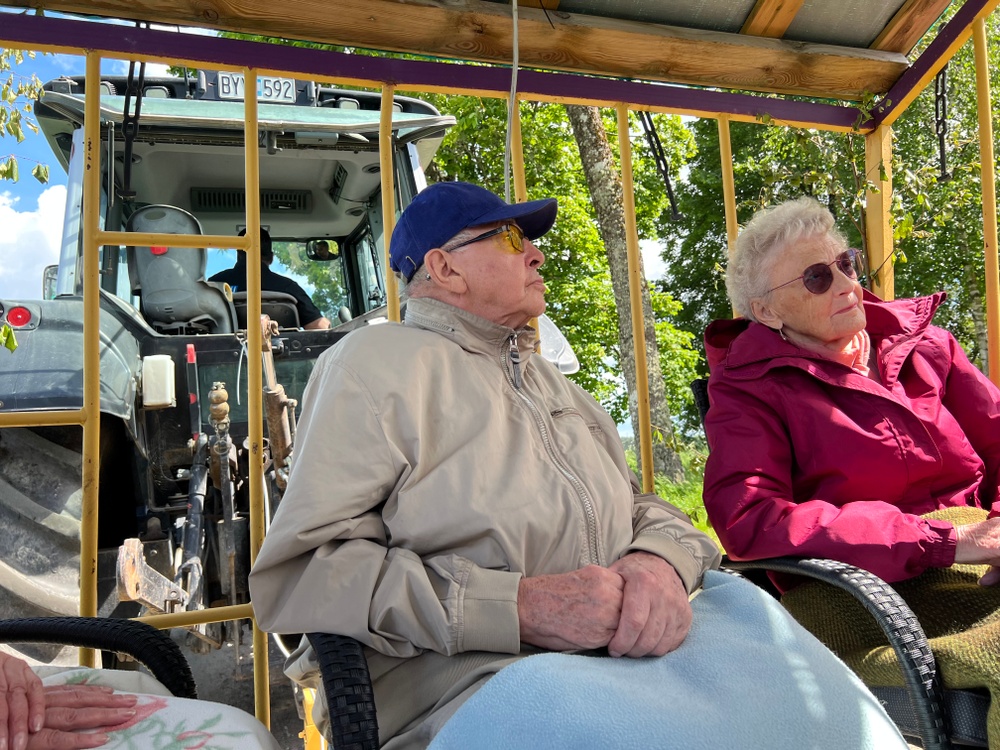 87-årige Theodor Paucksadt tillsammans med Siv Johansson, 89.