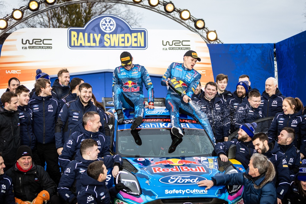 Ott Tänak/Martin Järveoja och hela M-sport Fordteamet fick fira segern i Rally Sweden 2023. FOTO: ROBERT EKBLOM