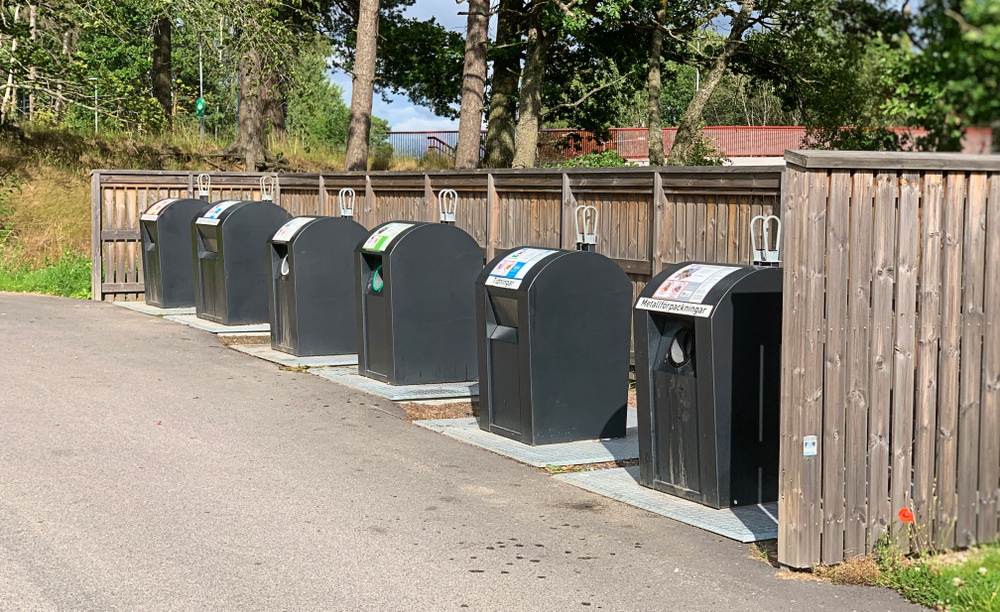 En källsorteringsstation med nedgrävda kärl på Aspö Eko-logi. 